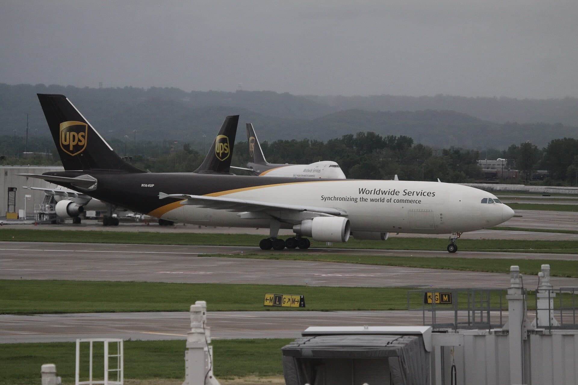 N164UP — Twin-engine aircraft