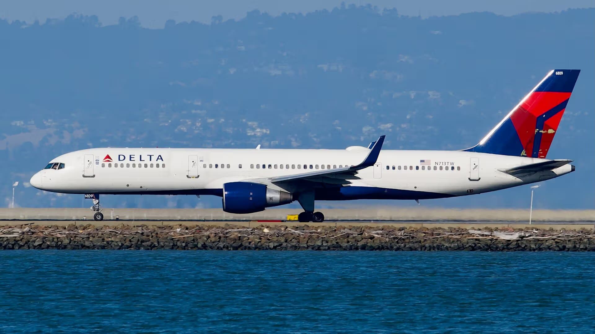 N713TW — Twin-engine aircraft
