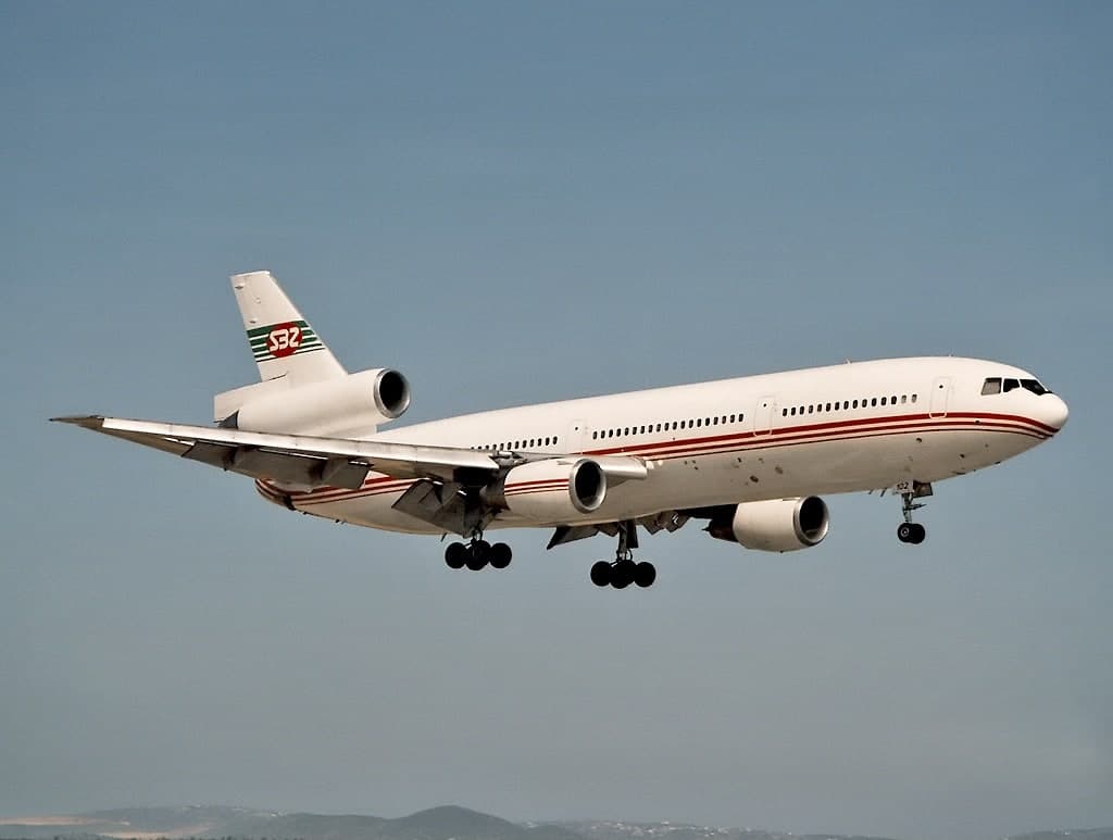 N102UA — Douglas