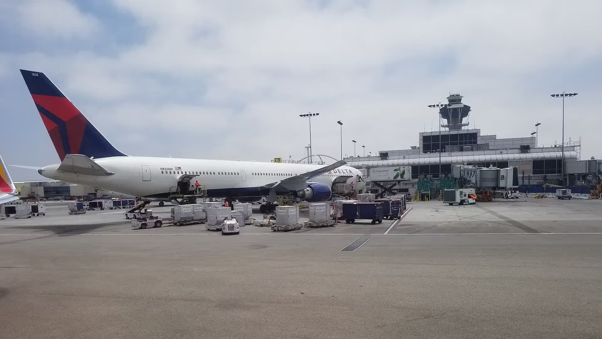 N832MH — Twin-engine aircraft