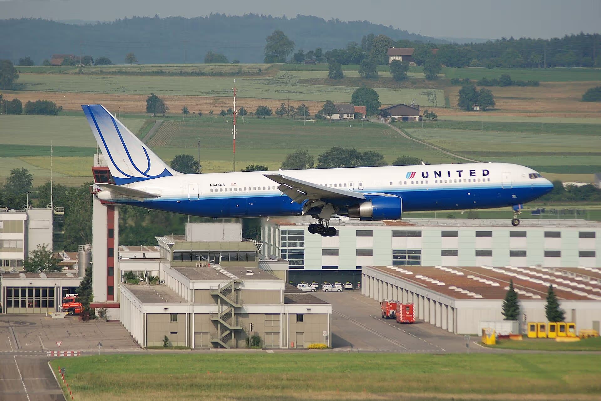 N644UA — Twin-engine aircraft
