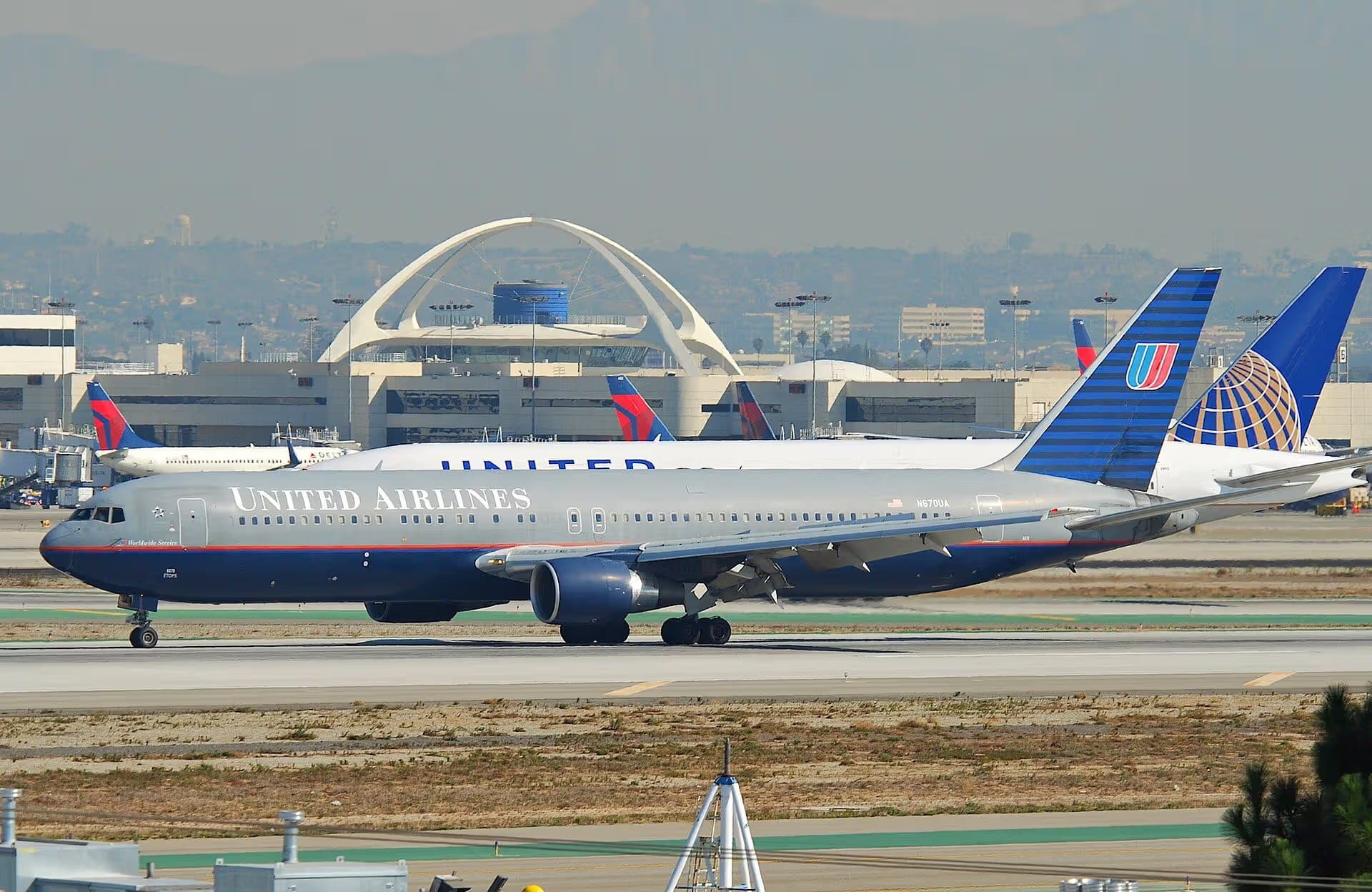 N670UA — Twin-engine aircraft