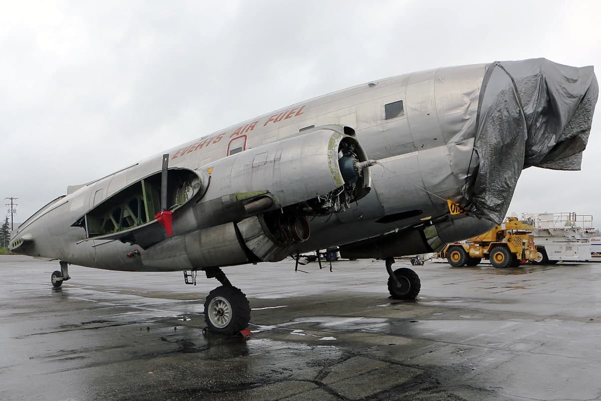 N1822M — Twin-engine aircraft
