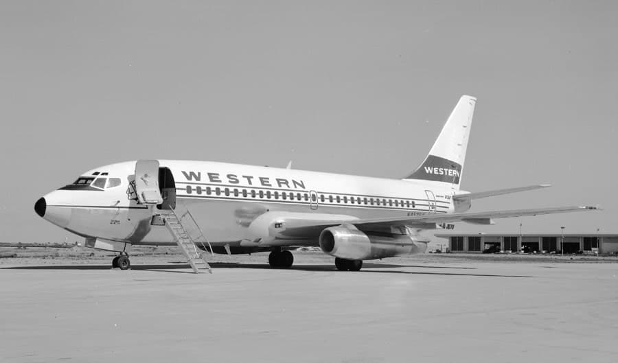 N4524W — Twin-engine aircraft