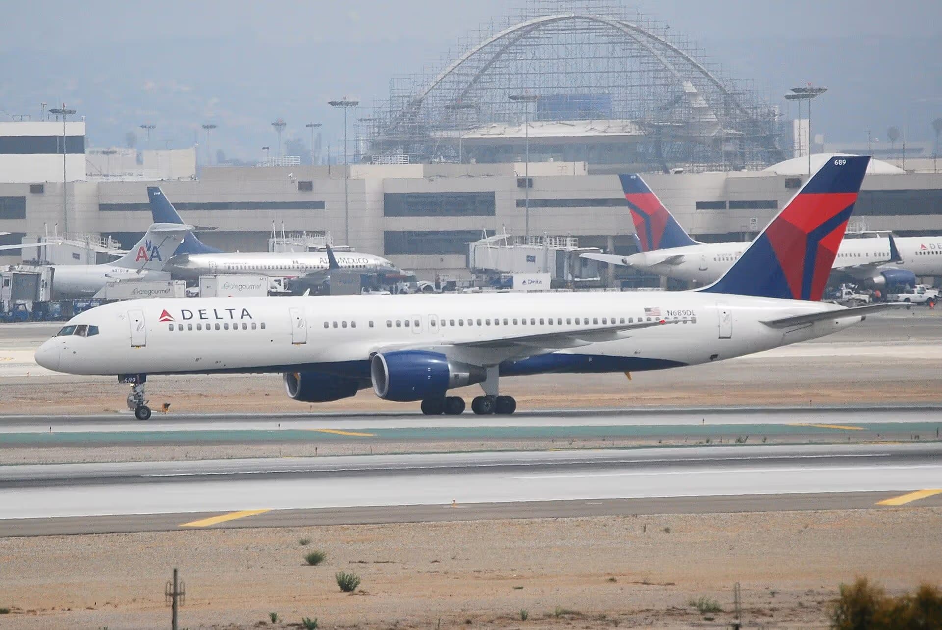 N689DL — Twin-engine aircraft