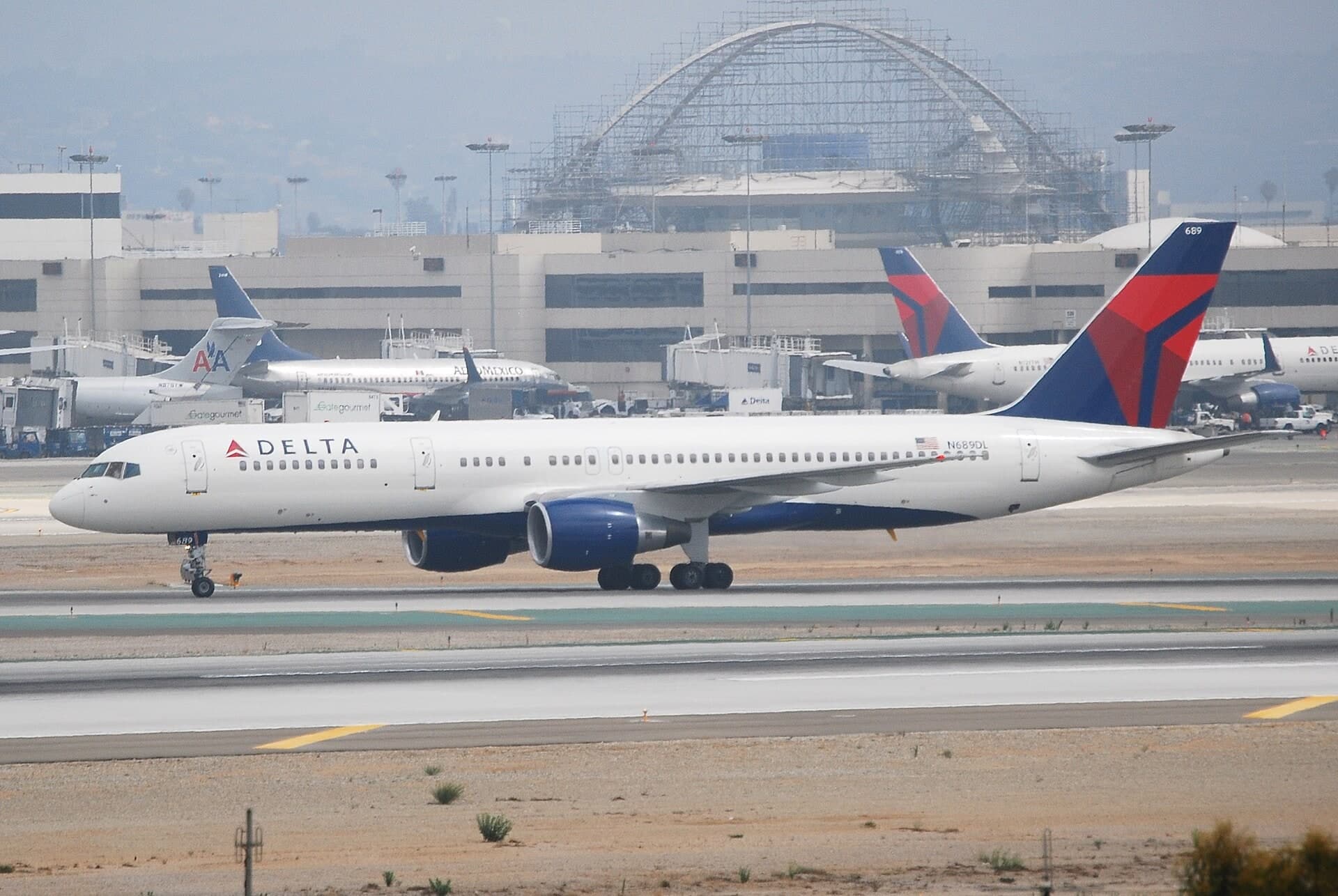 N689DL — Twin-engine aircraft