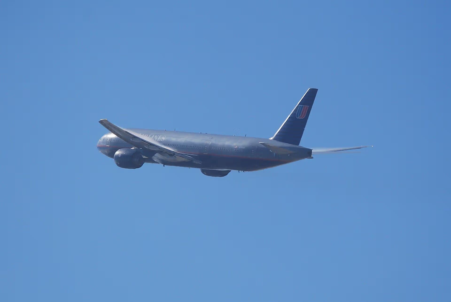 N793UA — Twin-engine aircraft