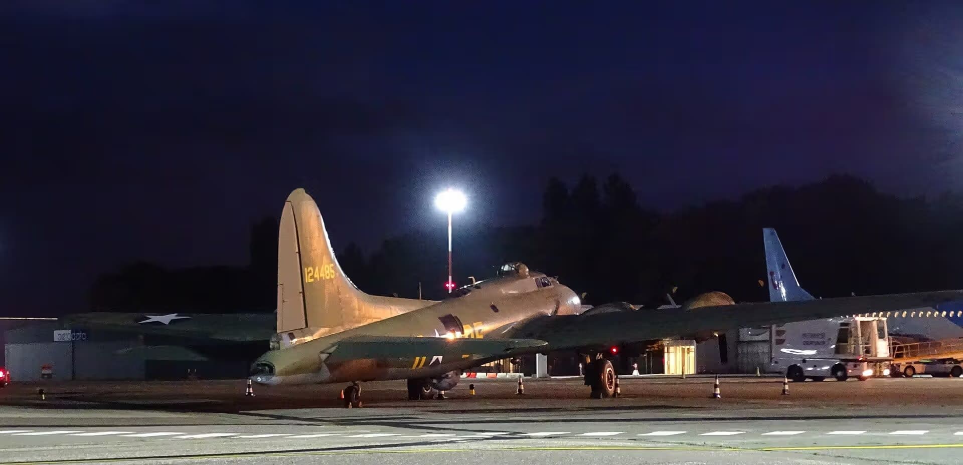 Unidentified — Twin-engine aircraft