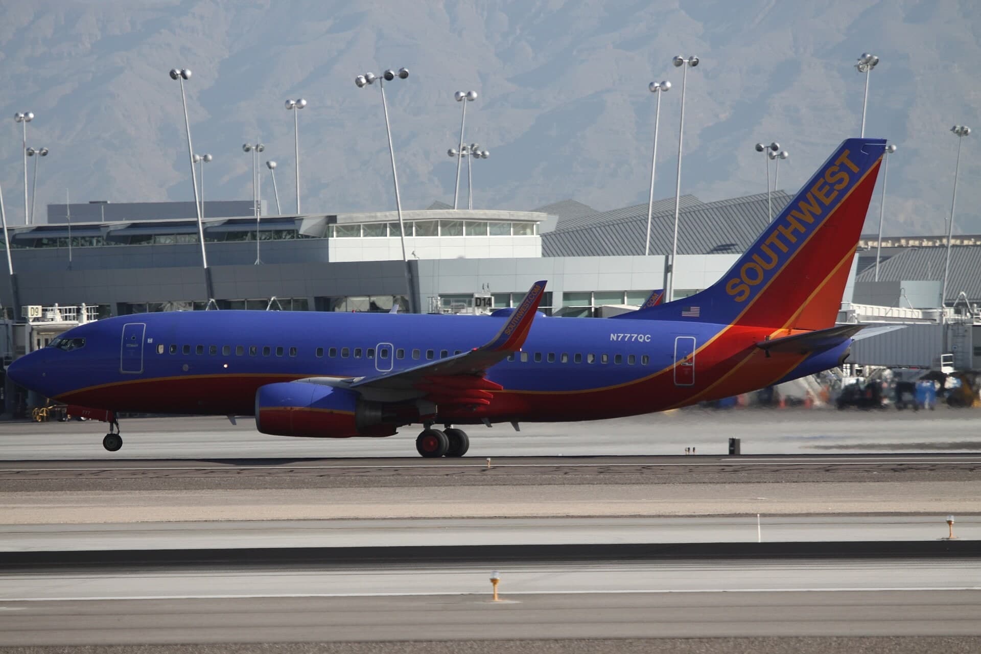 N777QC — Twin-engine aircraft