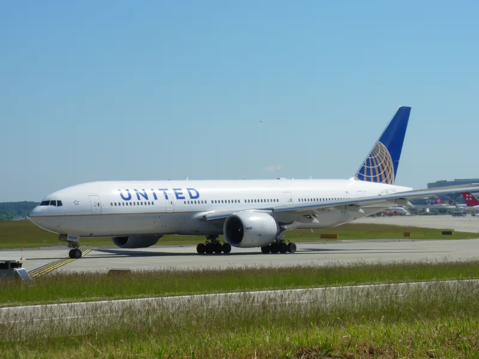 N78009 — Twin-engine aircraft