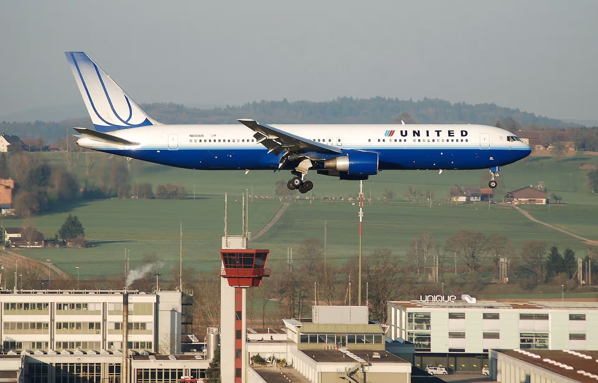 N655UA — Twin-engine aircraft
