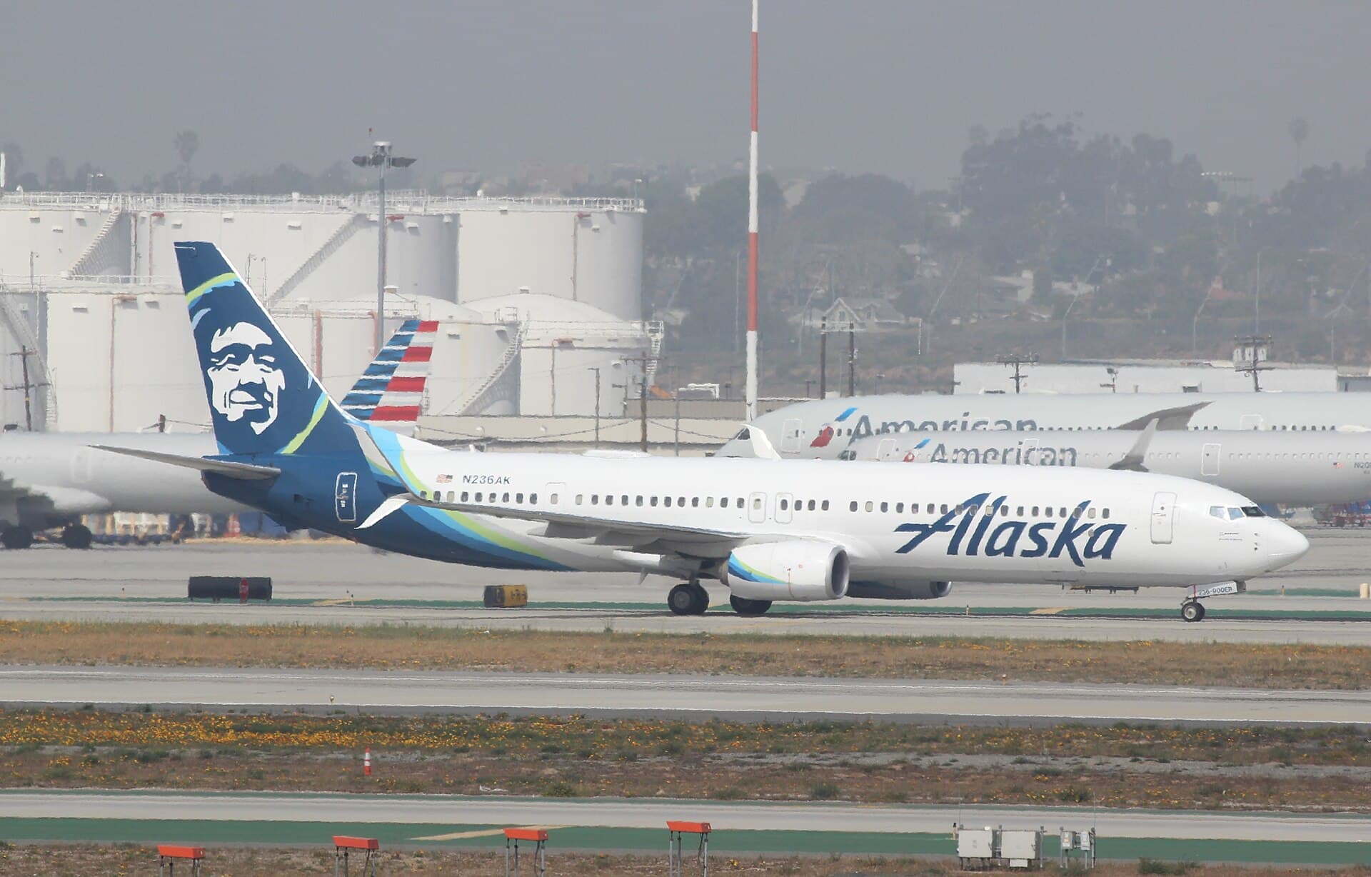 N236AK - Twin-engine aircraft
