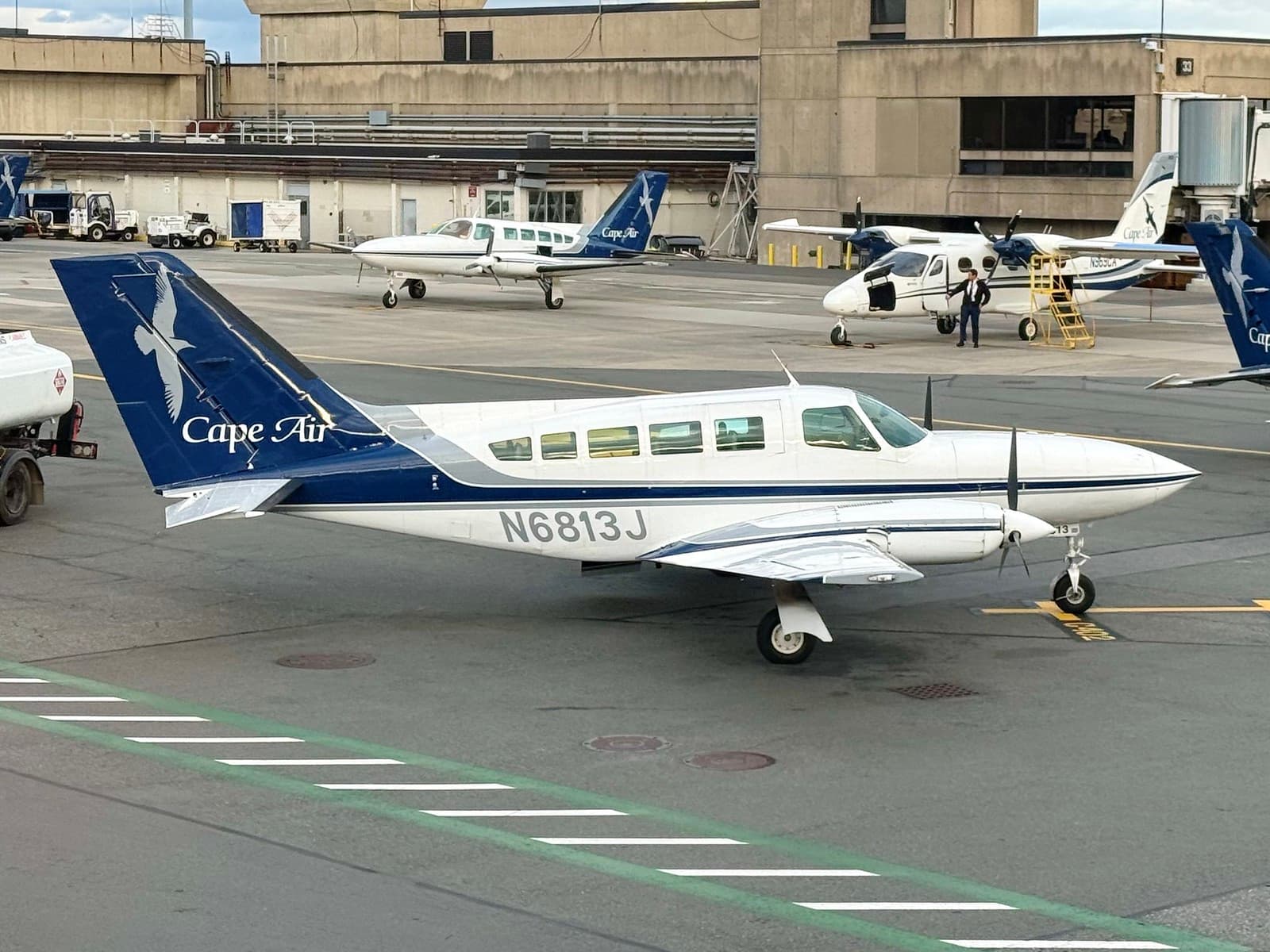 N6813J - Twin-engine aircraft