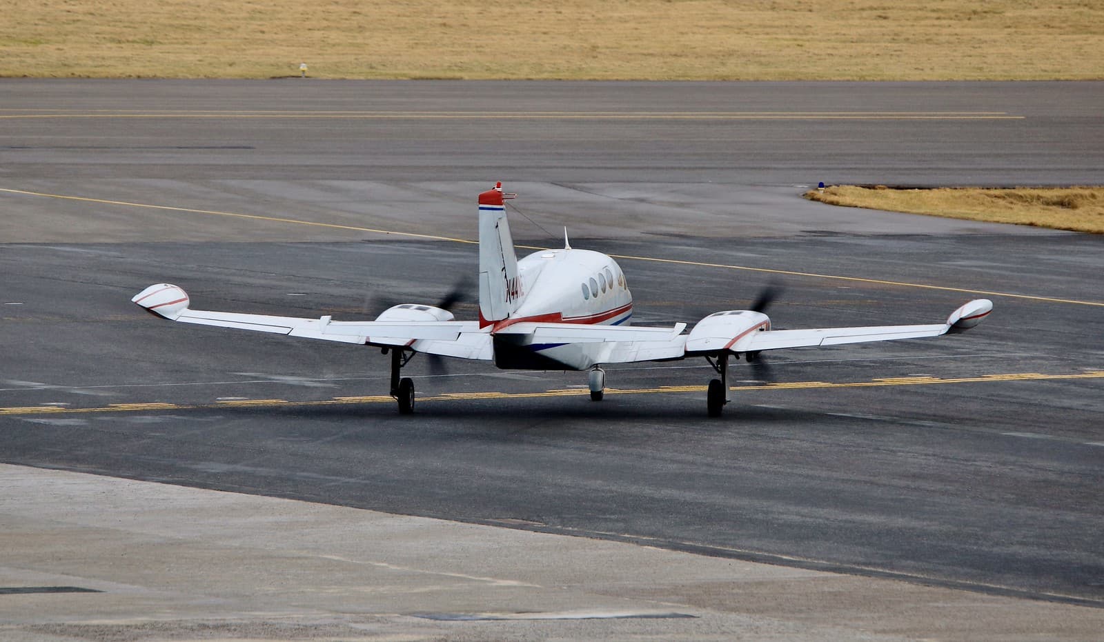 N44NE - Twin-engine aircraft