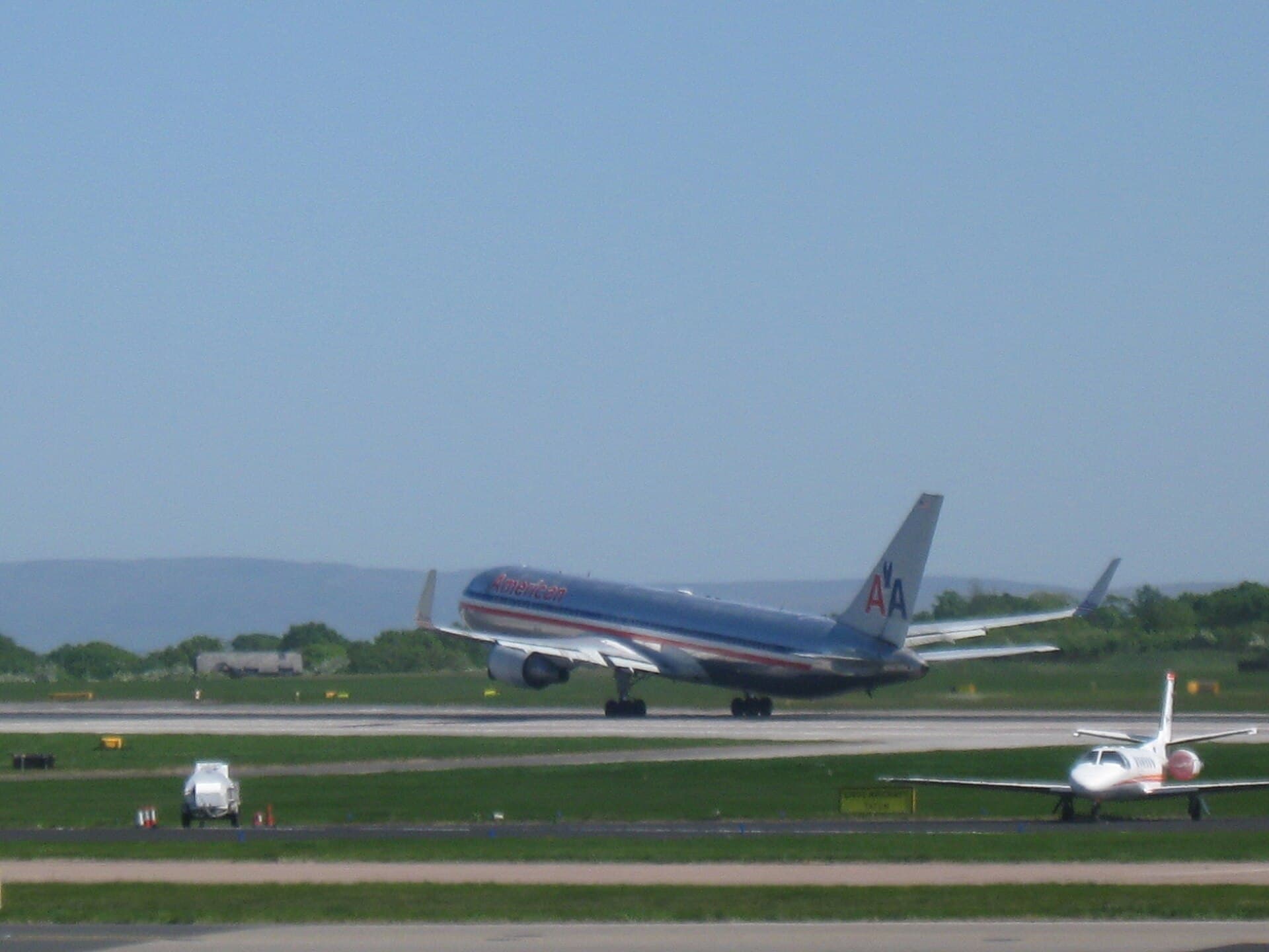 N345AN - Twin-engine aircraft