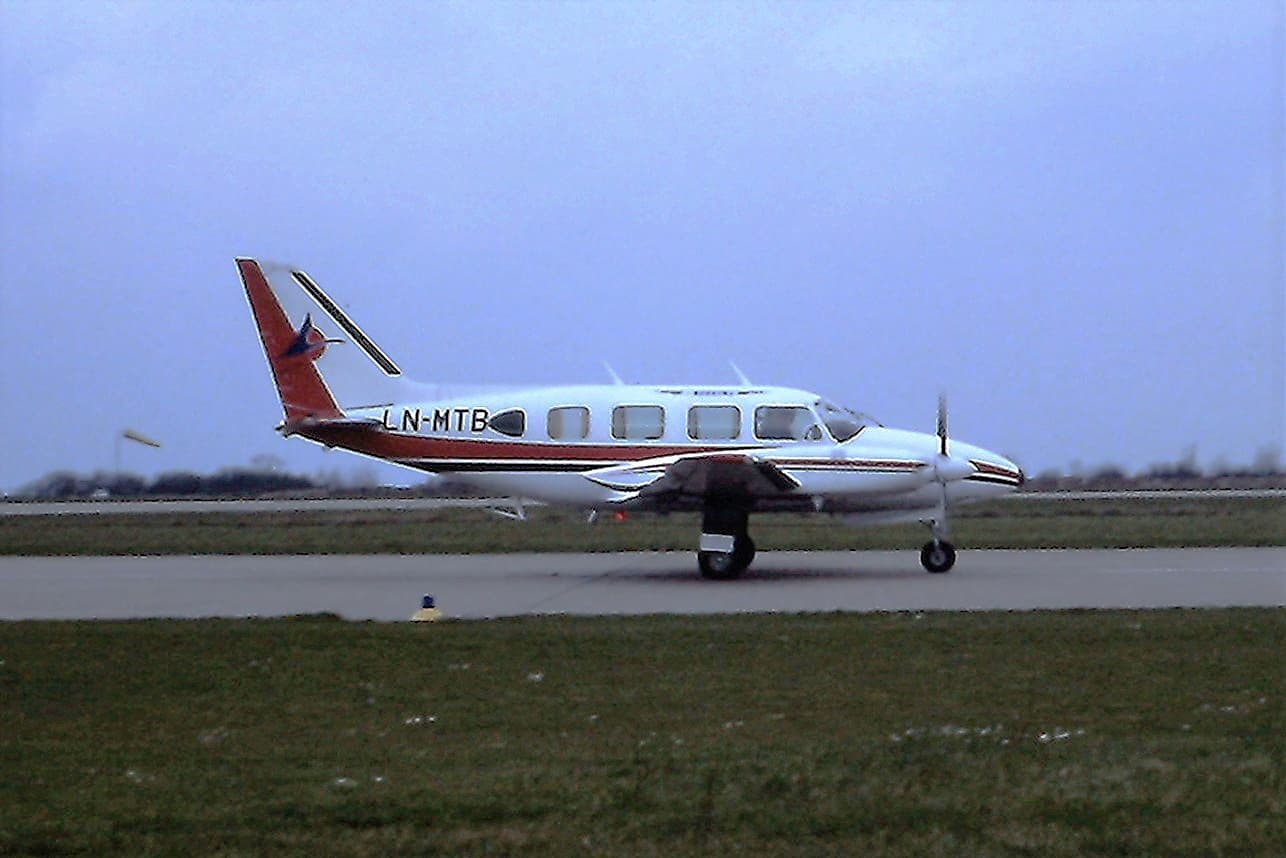 LN-MTB - Twin-engine aircraft