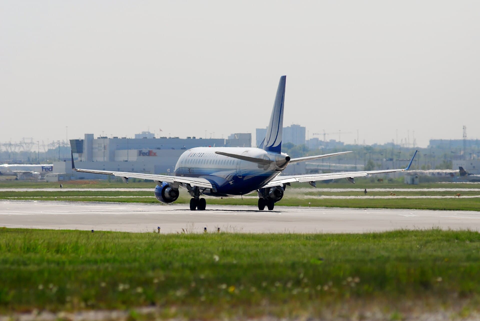 N646RW - Twin-engine aircraft