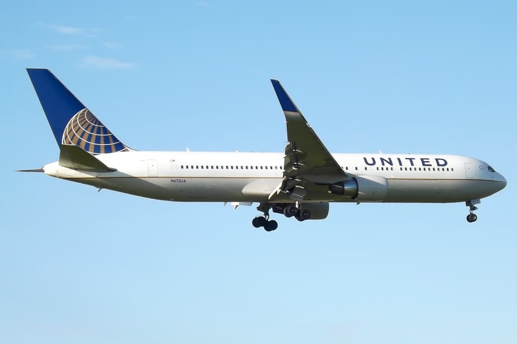 N672UA - Twin-engine aircraft