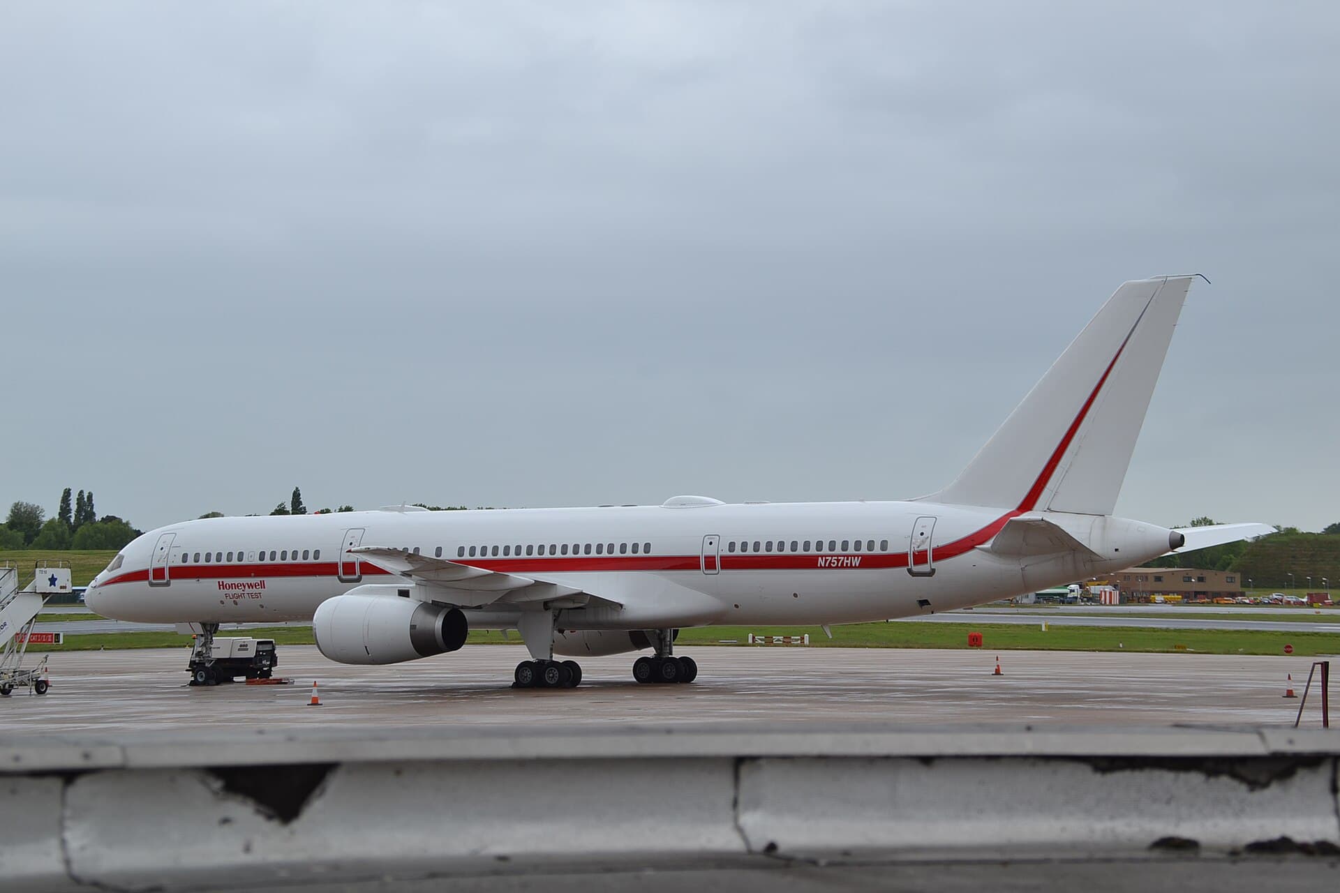N757HW - Twin-engine aircraft