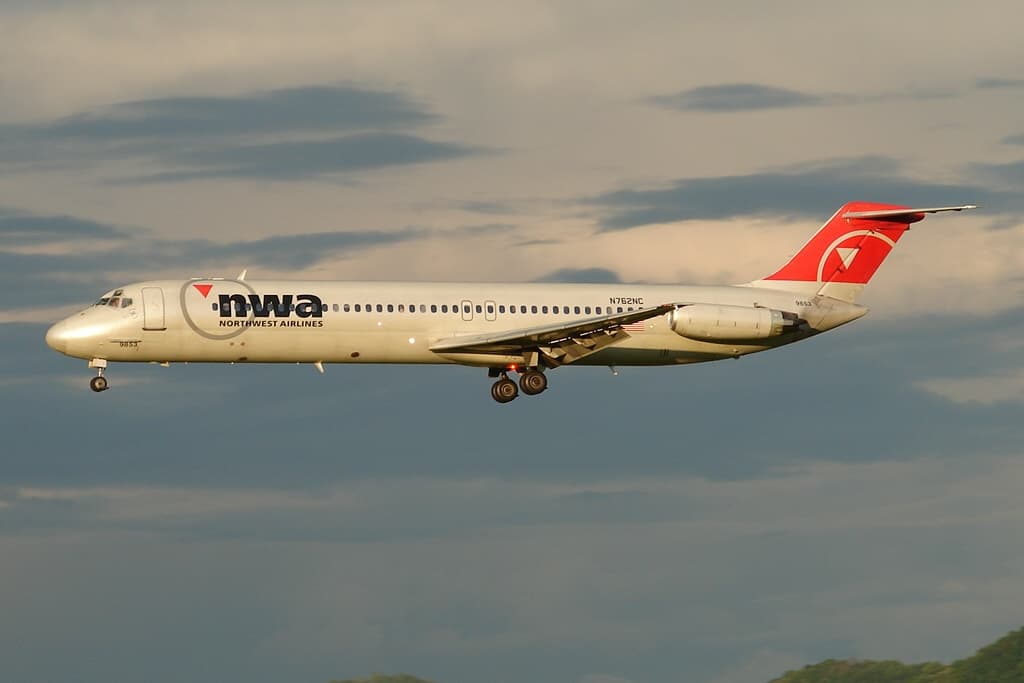 N762NC - Twin-engine aircraft