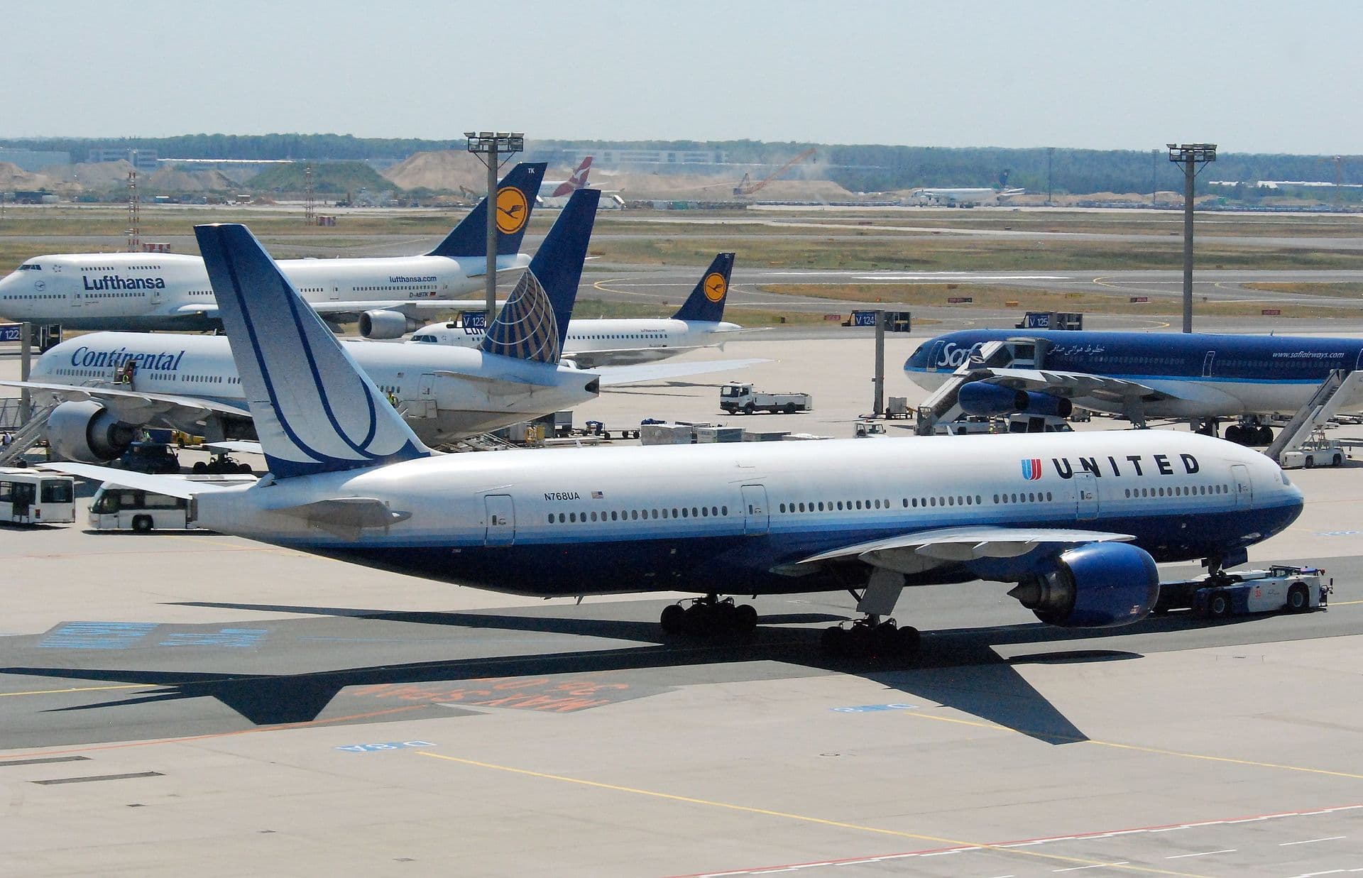 N768UA - Twin-engine aircraft