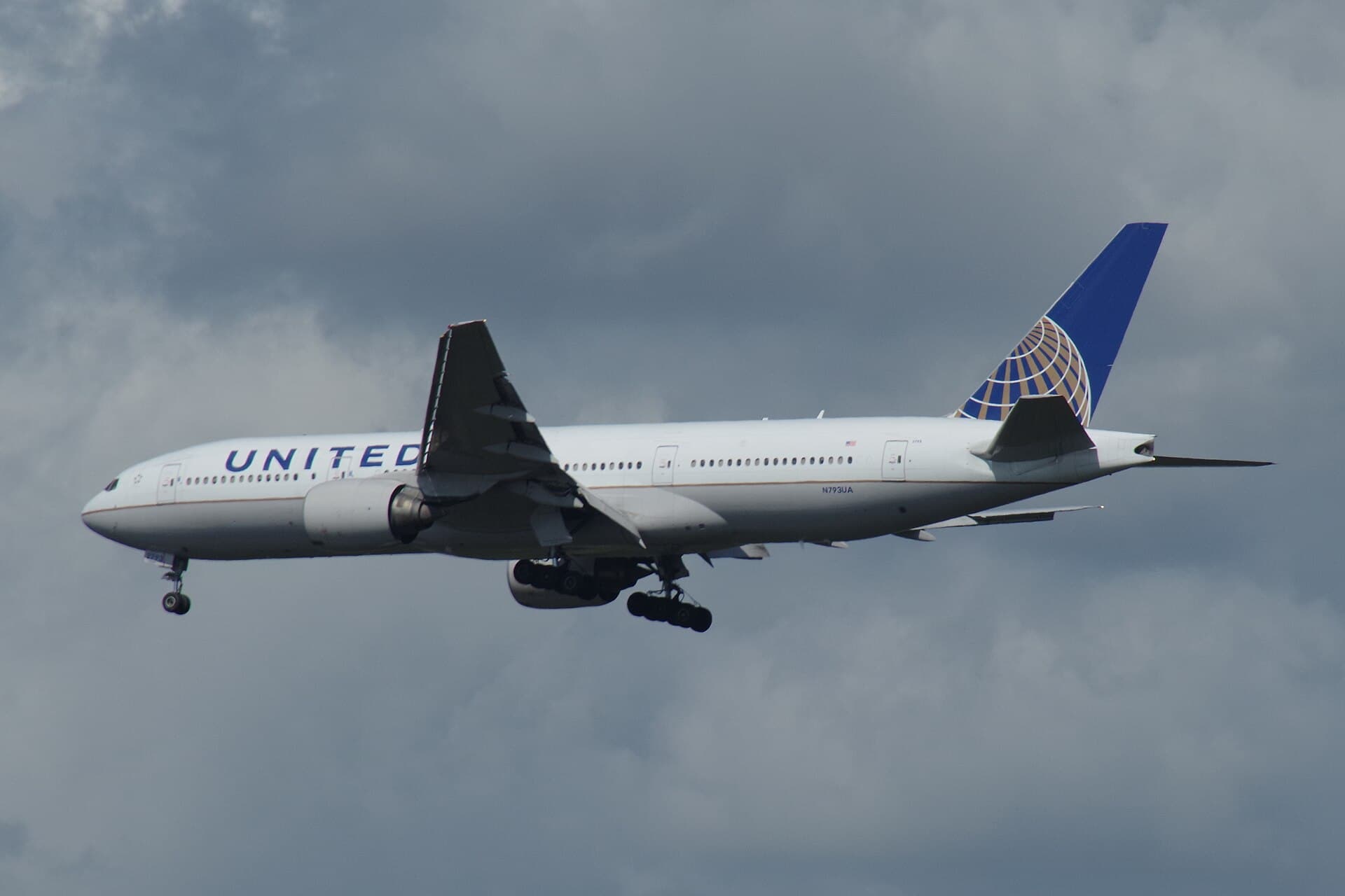 N793UA - Twin-engine aircraft