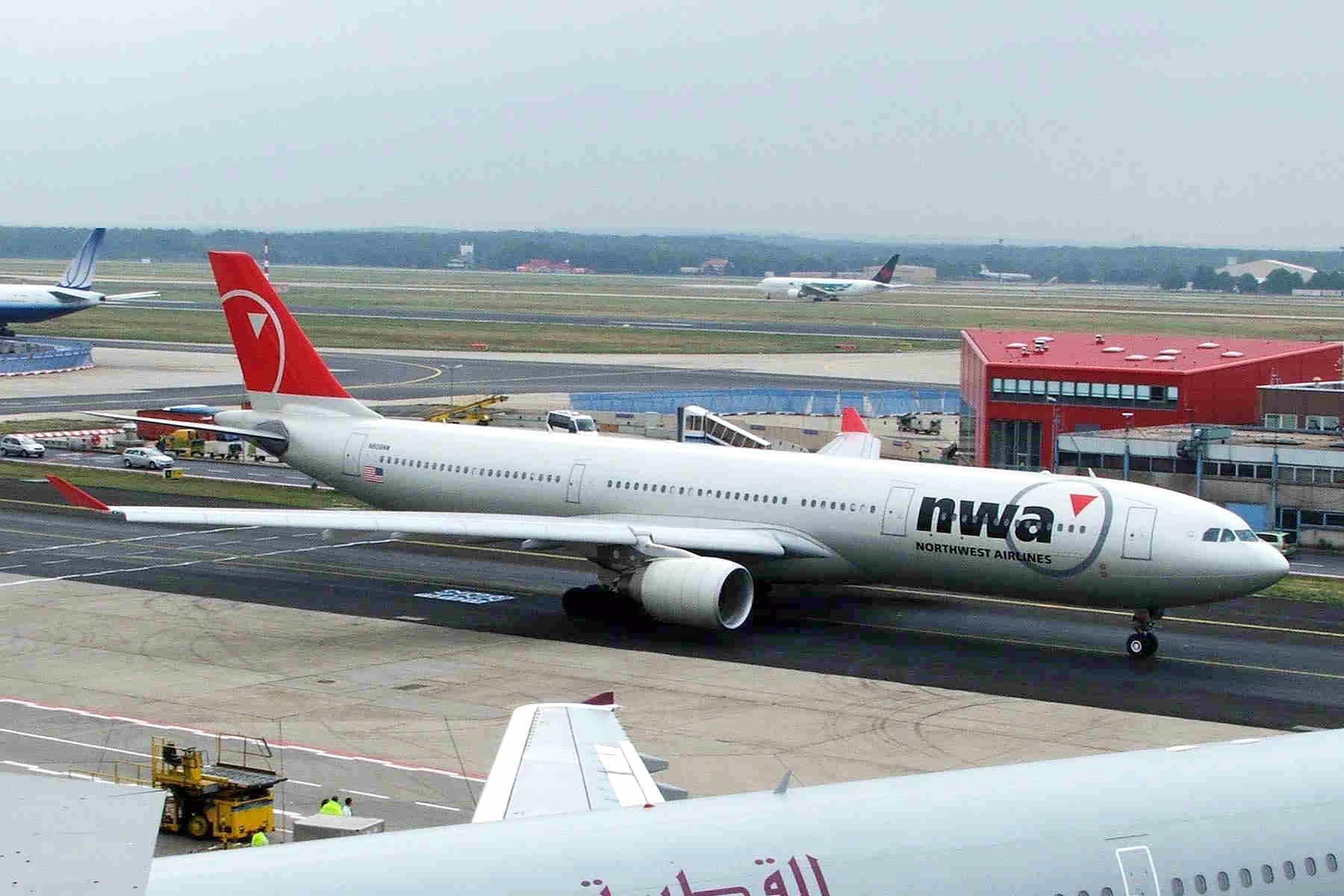 N808NW - Twin-engine aircraft