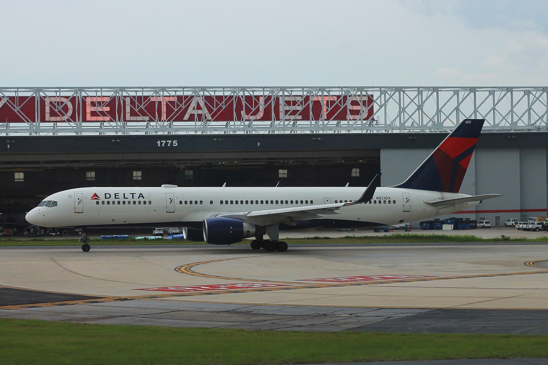 N823DX - Twin-engine aircraft