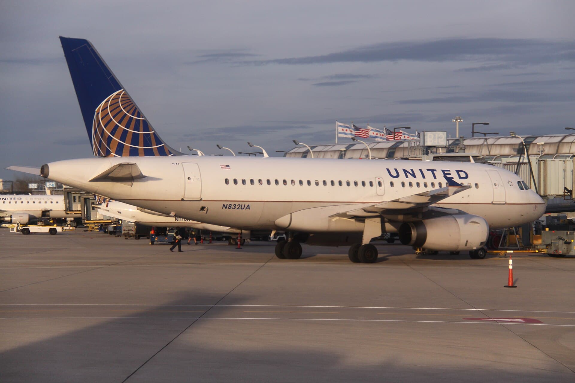 N832UA - Airbus