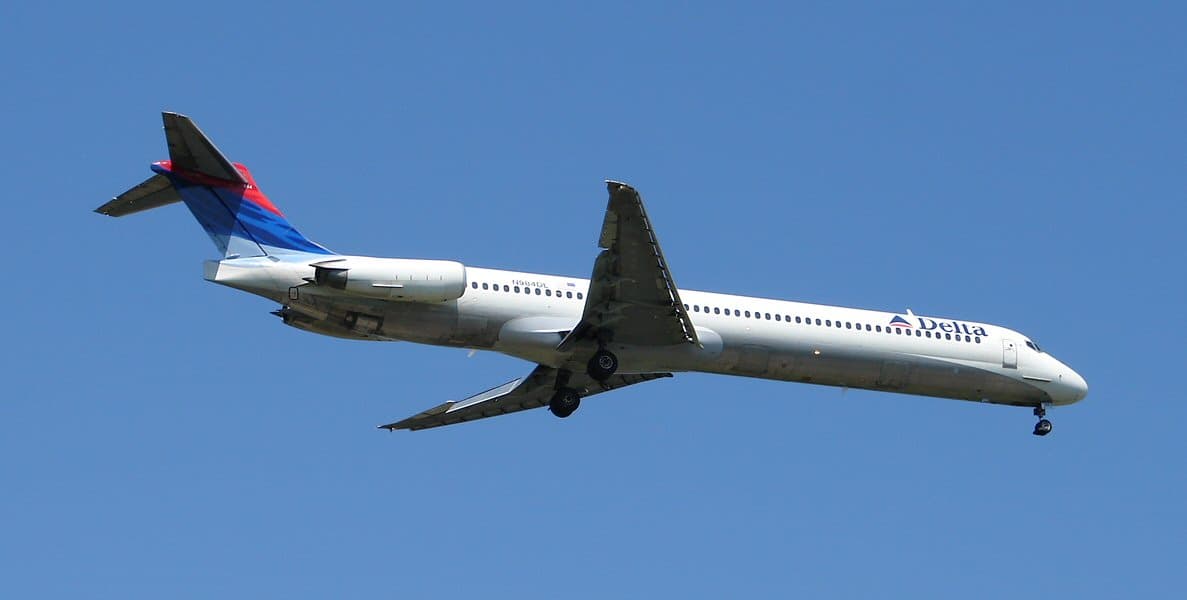 N984DL - Twin-engine aircraft