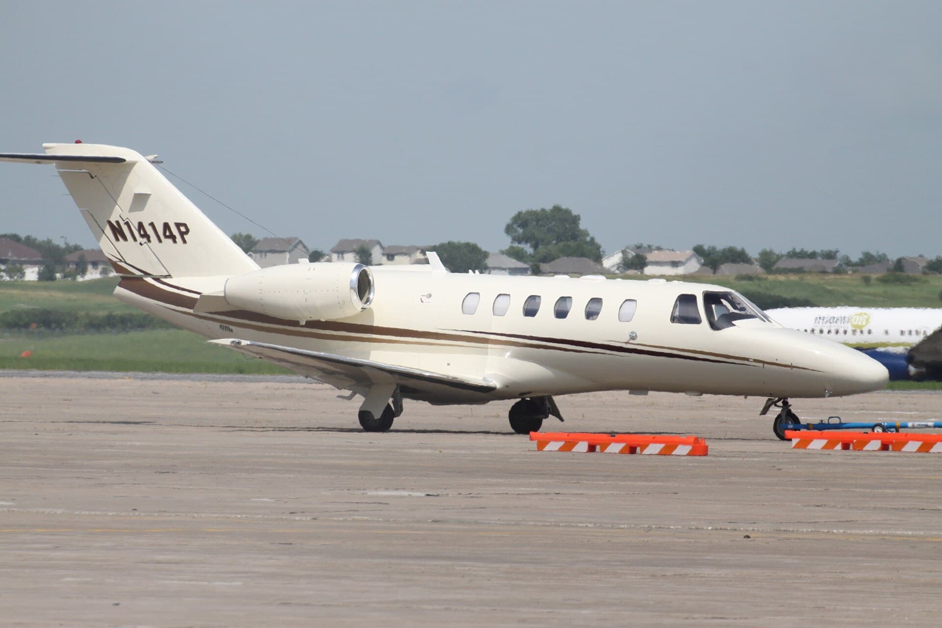 N1414P - Business jet