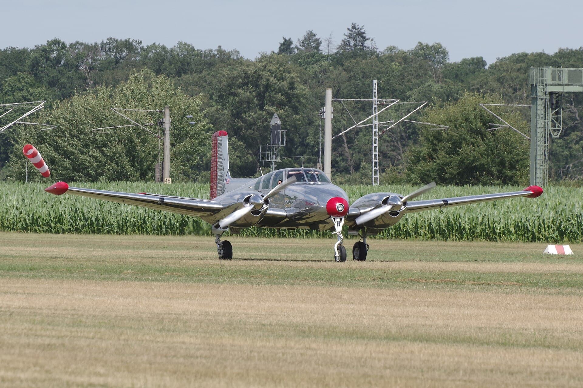 N3670B - Twin-engine aircraft