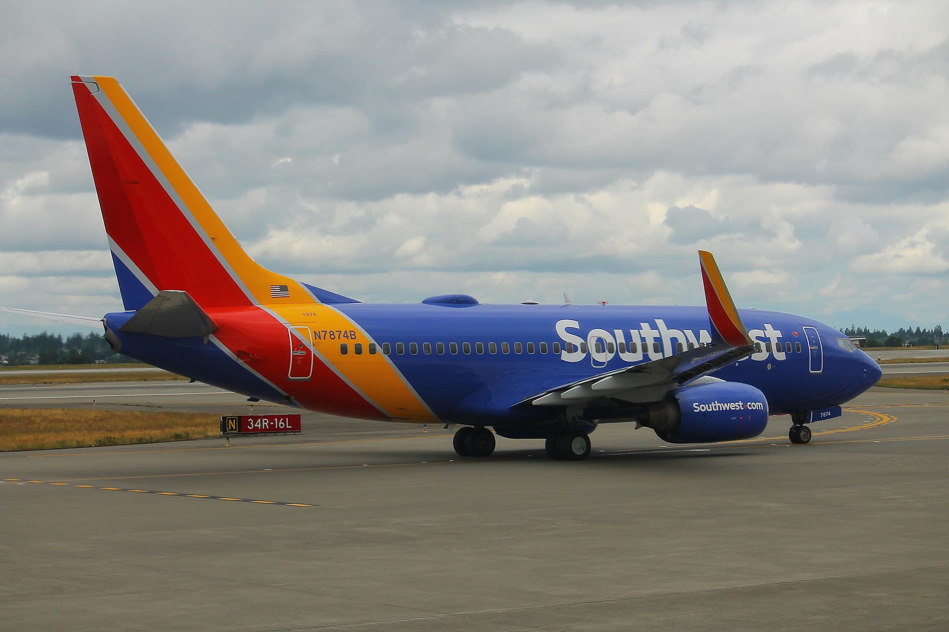N7874B - Twin-engine aircraft