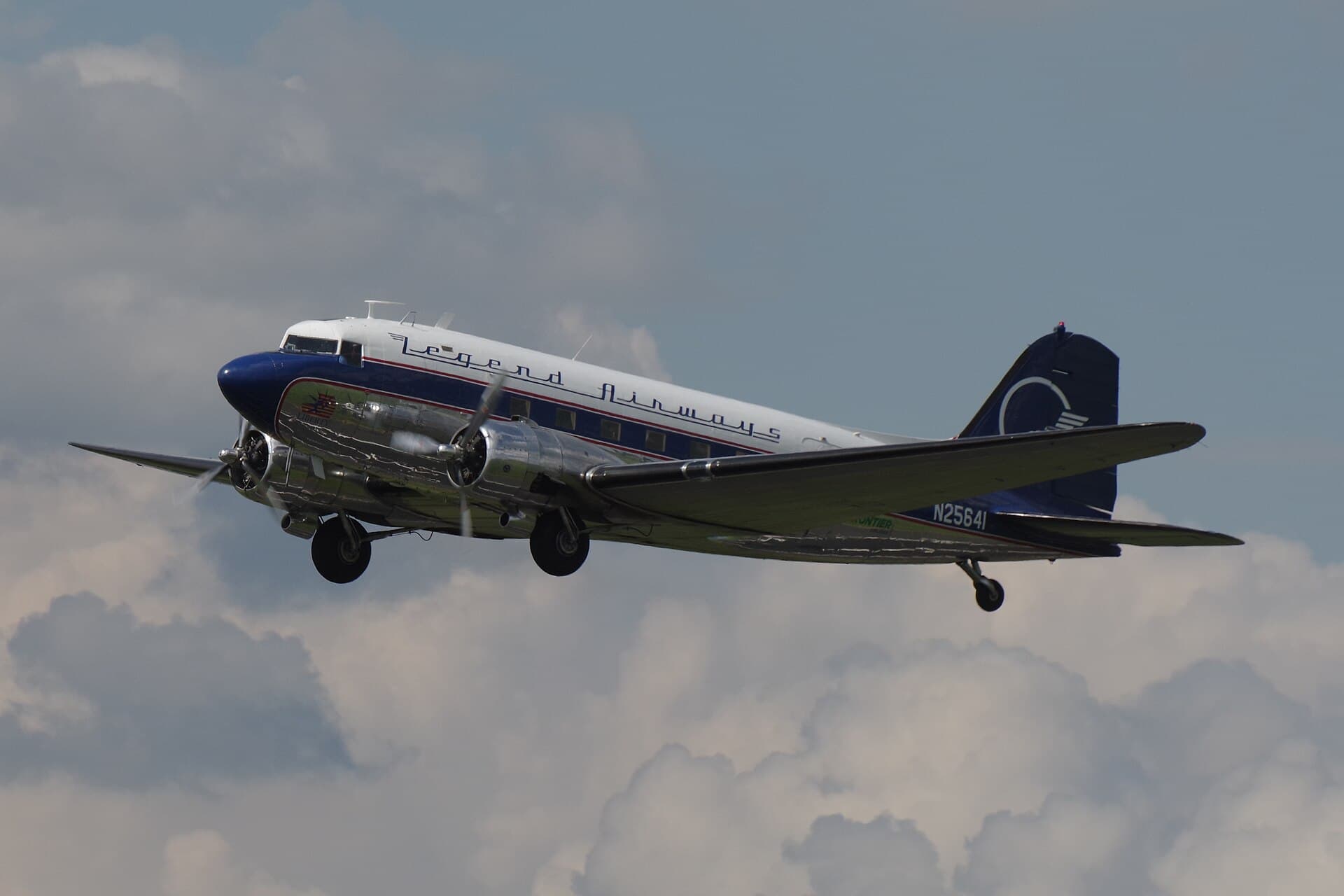 N25641 - Twin-engine aircraft