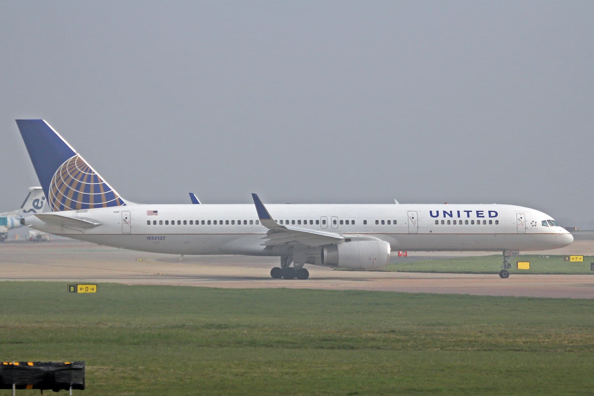 N34137 - Twin-engine aircraft
