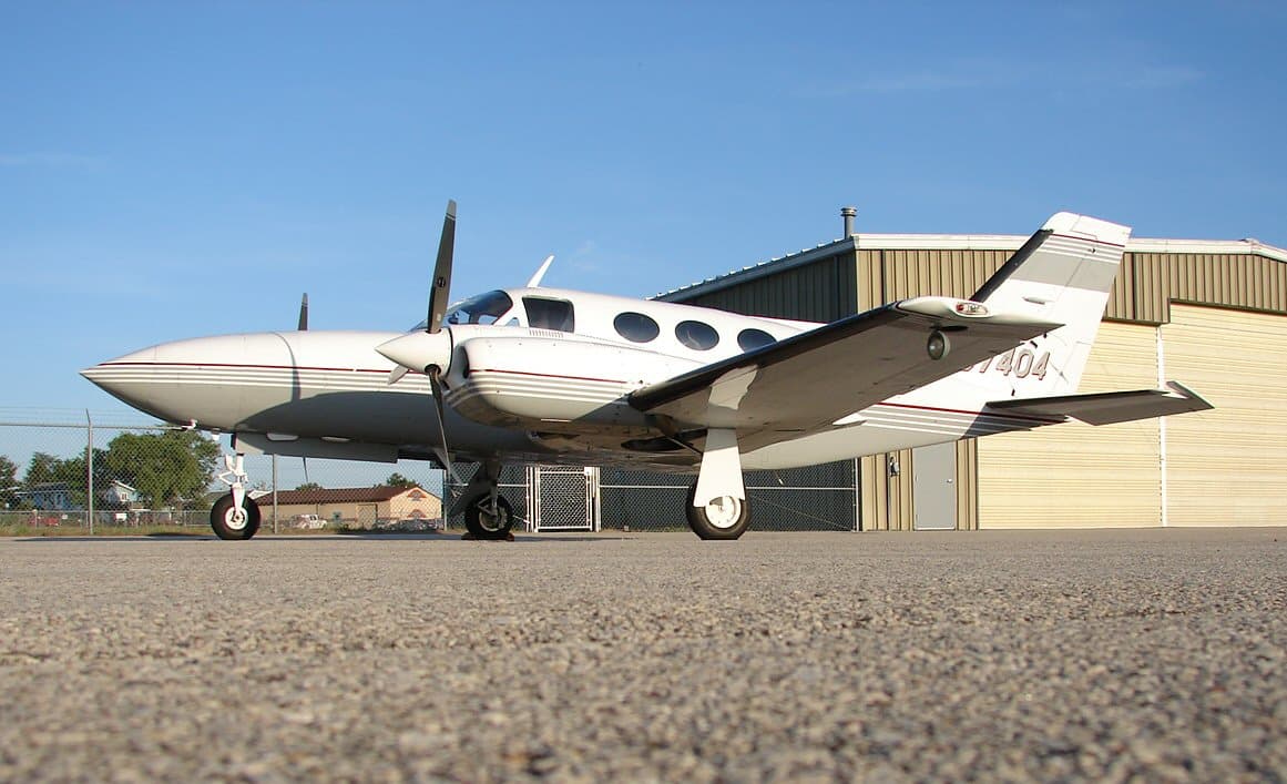 N37404 - Twin-engine aircraft