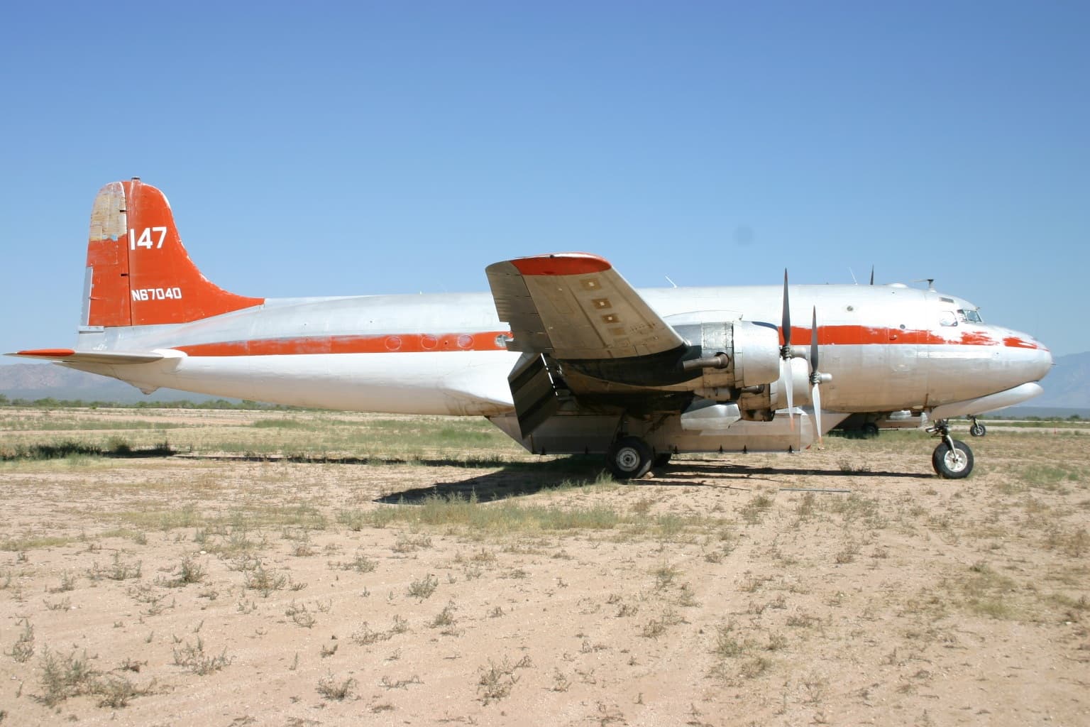 N67040 - Twin-engine aircraft