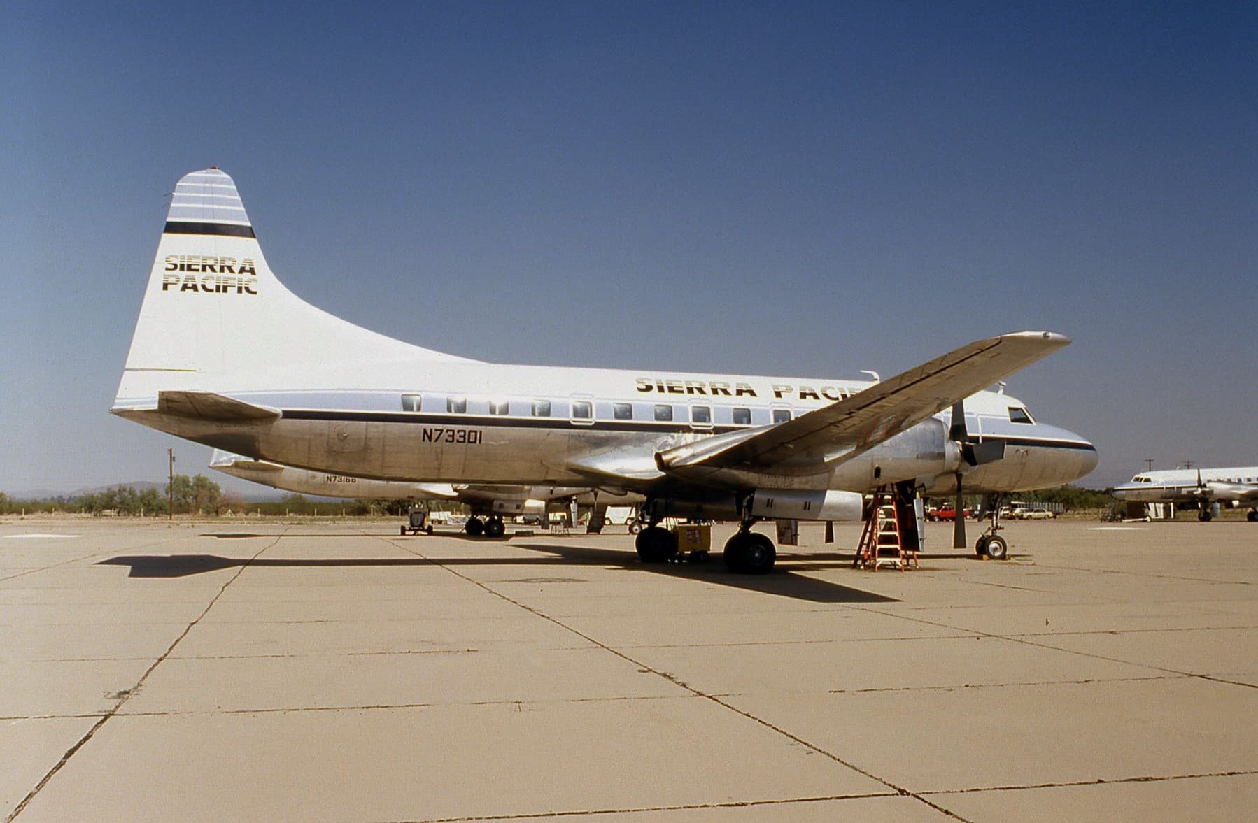 N73301 - Twin-engine aircraft